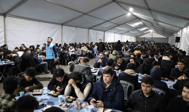 Farklı renklerdeki binler aynı sofrada oruç açtı