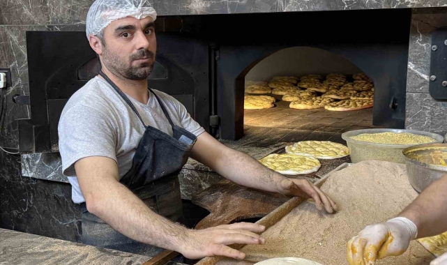 Fırıncılar iftar sofraları için ter döküyor