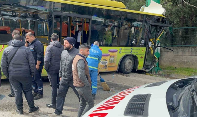 Freni patlayan belediye otobüsünde dehşet...8 yaralı