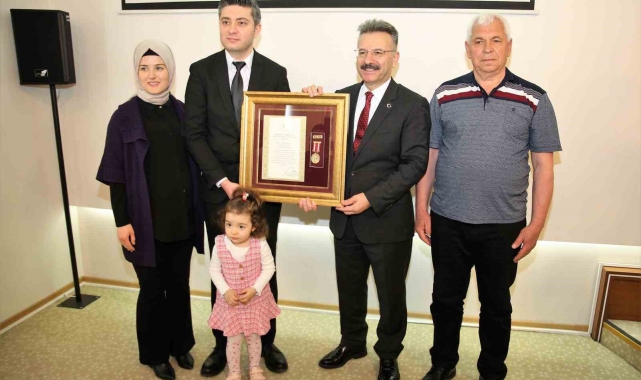 Gazi polis memuruna Devlet Övünç Madalyası ve Beratı takdim edildi