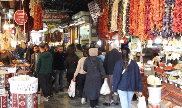 Gaziantep'in tarihi çarşılarında bayram hareketliliği başladı