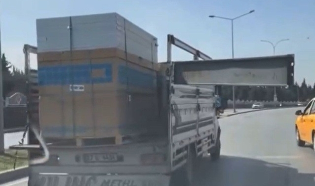 Gaziantep'te kasası açık halde seyreden kamyonet tehlike saçtı