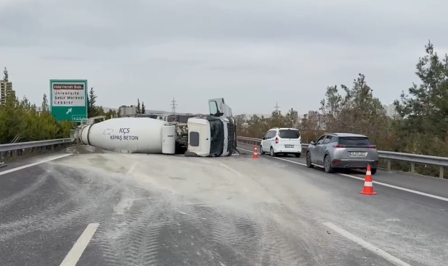 Gaziantep'te kontrolden çıkan beton mikseri devrildi: 1 yaralı