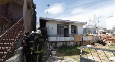 Gecekonduda çıkan yangın ekipleri alarma geçirdi