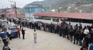 Geleneksel bayramlaşmada metrelerce kuyruk oluştu