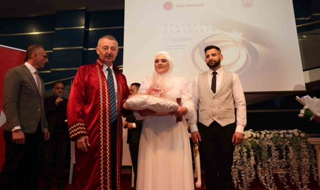 Genç çiftlere büyük destek: Çeyiz paketiyle evlenip, Togg'a bindiler