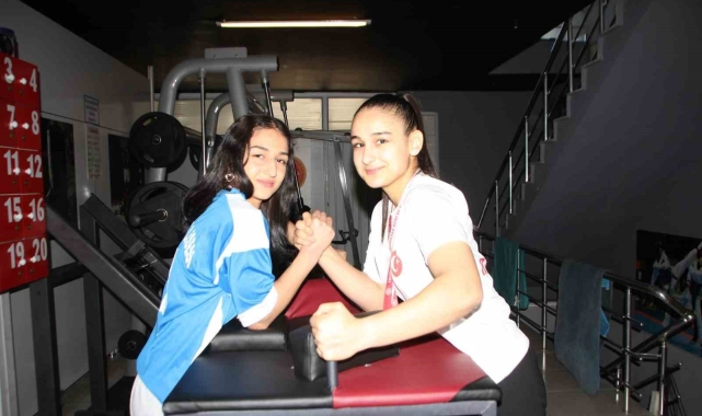 Genç kızların hedefi bilek güreşinde dünya şampiyonu olmak