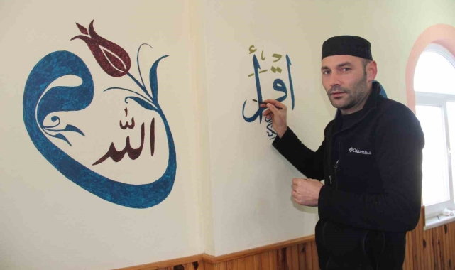 Görev yaptığı camiyi hat sanatıyla nakış nakış süsledi