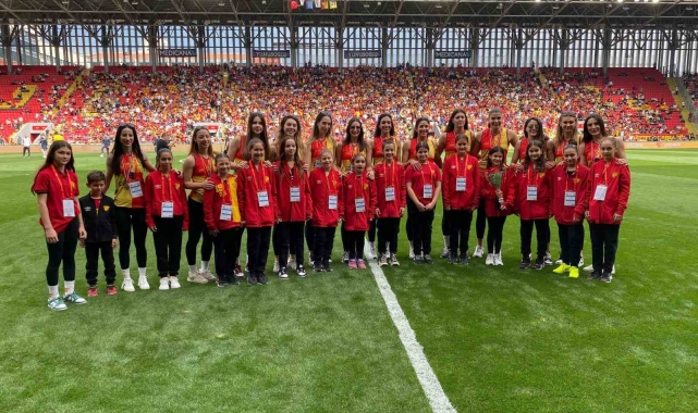 Göztepe Kadın Voleybol Takımı, yeşil sahada şampiyonluğu kutladı