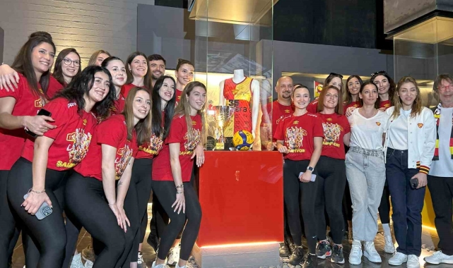 Göztepe Voleybol'un kupası, müzesindeki yerini aldı