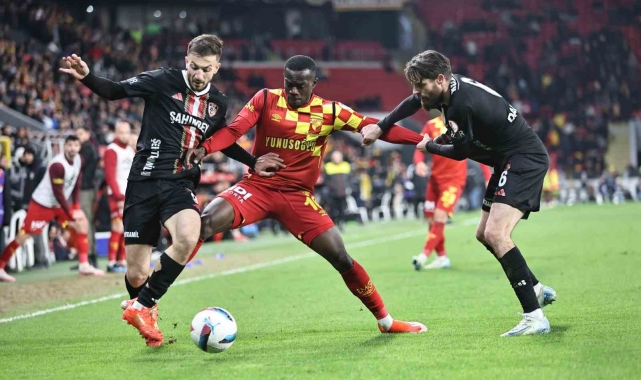 Göztepeli Anthony Dennis'le, Stuttgart ve Leeds United ilgileniyor
