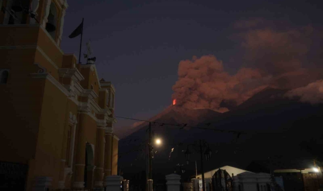 Guatemala'daki Fuego Yanardağı'nda patlama meydana geldi