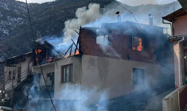 Gümüşhane'deki yangında 2 çatı ve 1 ambar kül oldu