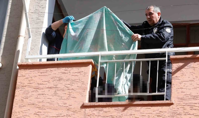 Güneşlenmek için çıktığı balkonda ölü bulundu