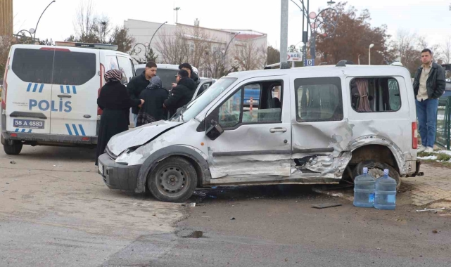 Hafif ticari araç ile otomobil çarpıştı, yoldan geçen yaya ağır yaralandı
