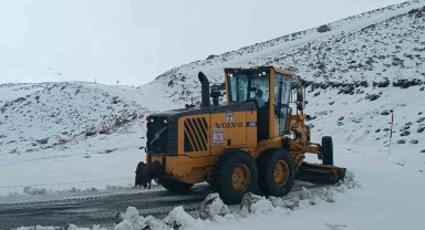 Hakkari'de kardan kapanan kayak merkezi yolu açıldı
