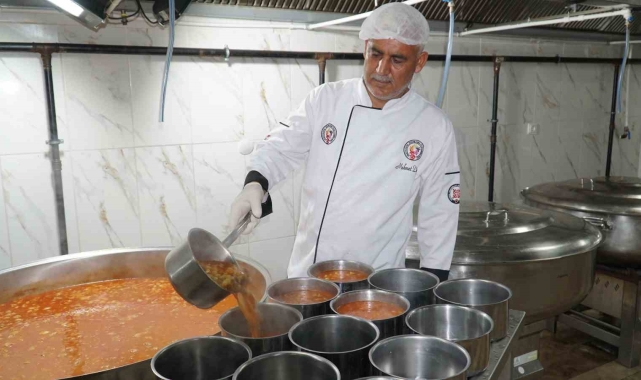 Haliliye'de binlerce kişiye iftar yemeği ulaştırılıyor