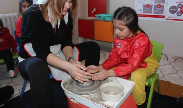 Halk eğitim kursiyerlerinden miniklere çömlek etkinliği