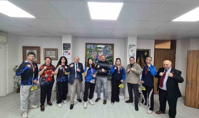 Halk Eğitim Merkezi'nde eğitim alan madalyalı Kick Bokscular ödüllendirildi