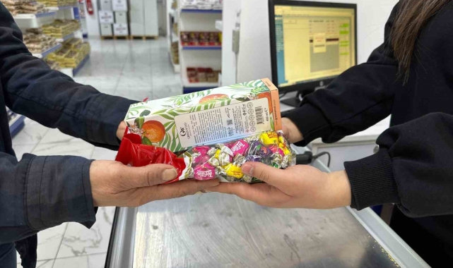 Halk Market'e alışverişe gelen vatandaşlara bayram şekeri ve kolonya ikramı