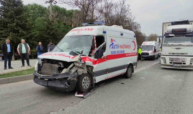 Hasta taşıyan ambulans kamyona çarptı: 2 yaralı