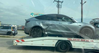 Hasta taşıyan ambulans kırmızı ışıkta kaza yaptı