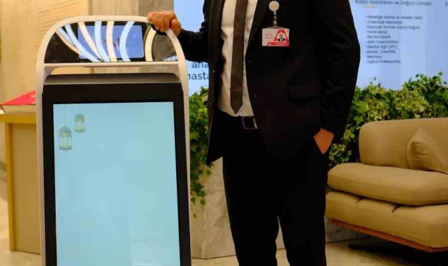 Hastanede robot dönemi: Hasta ve hasta yakınlarına refakat ediyor