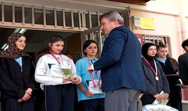 Havza'da bilek güreşinde 36 madalya kazanan öğrenciler ödüllendirildi