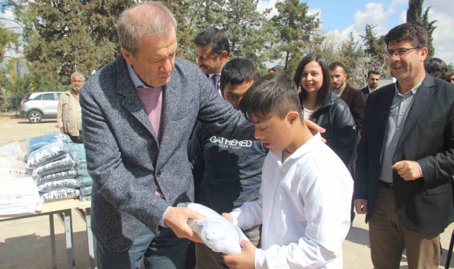 Hayırsever iş adamından özel ihtiyaçlı öğrencilere hediye