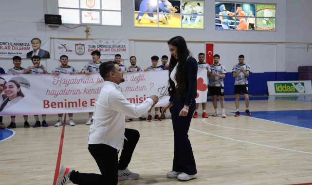 Hentbol maçında sürpriz evlilik teklifi