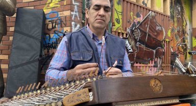 Herkes bayram tatilindeyken o sokak sanatına devam ediyor