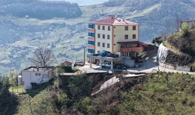 Heyelan mahalleyi tehdit ediyor
