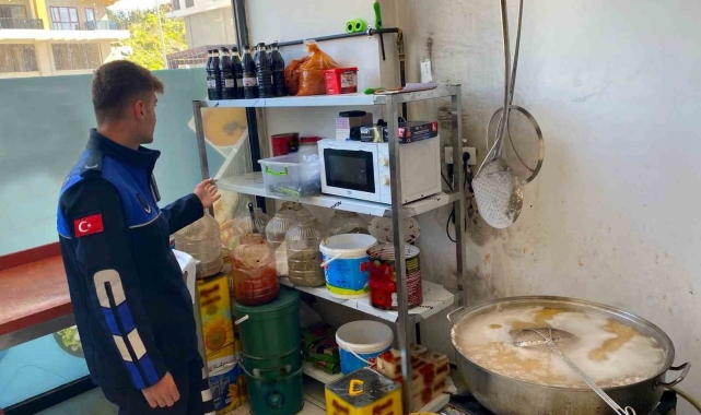 Hijyen kurralarına aykırı yemek imalatı yapan ruhsatsız işletme mühürlendi