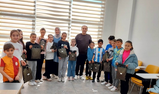 Hisarcık Eti Maden Gençlik Merkezinde kurs gören öğrencilere bayram harçlığı ve hediye