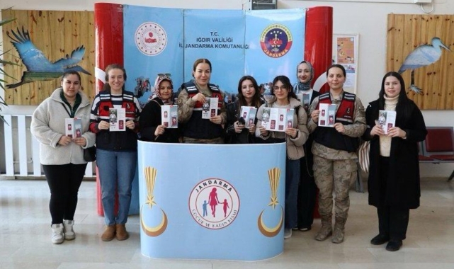 Iğdır'da jandarma ekipleri kadınlara KADES'i anlattı