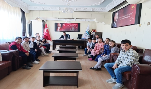 İlkokul öğrencileri Artova Belediye Başkanı Ali Güner'i ziyaret etti