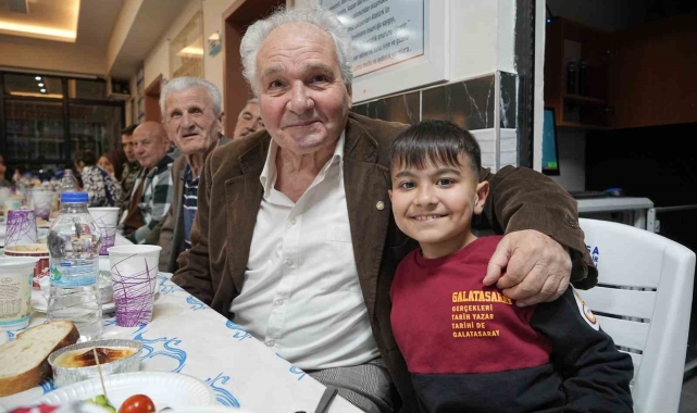 İlkokul öğrencilerinden huzurevindeki büyüklere okulda iftar jesti