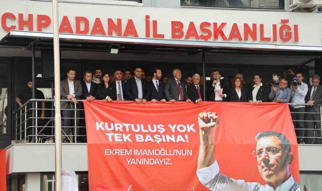 İmamoğlu'nun gözaltına alınması sonrası Adana'da CHP'liler partide toplandı