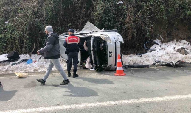 İşçi servisi ile hafif ticari araç çarpıştı: 3 yaralı
