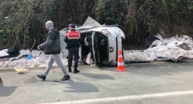 İşçi servisi ile hafif ticari araç çarpıştı: 3 yaralı