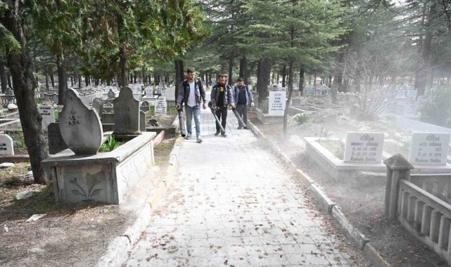 Isparta Belediyesi'nden mezarlıklarda bayram temizliği
