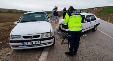 Isparta'da iki otomobil çarpıştı: 5 yaralı
