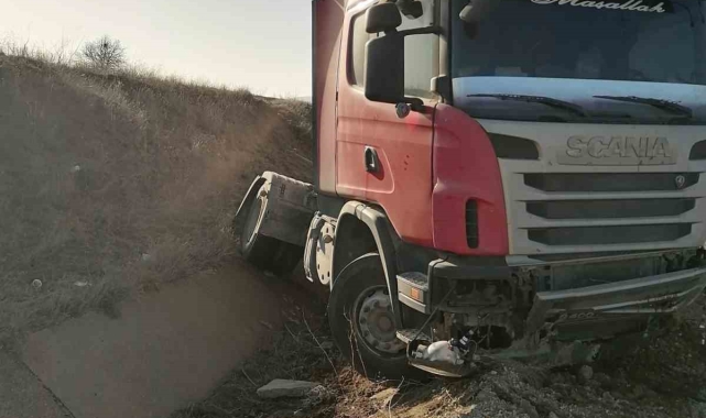 Isparta'da su kanalına düşen tırın sürücüsü yaralandı