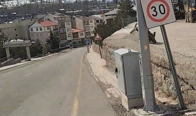 İspir'de okul yolundaki çatılar tehlike oluşturuyor