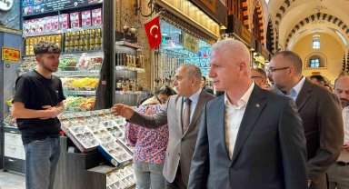İstanbul Valisi Gül, Mısır Çarşısı esnafını ziyaret etti