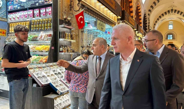 İstanbul Valisi Gül, Mısır Çarşısı esnafını ziyaret etti
