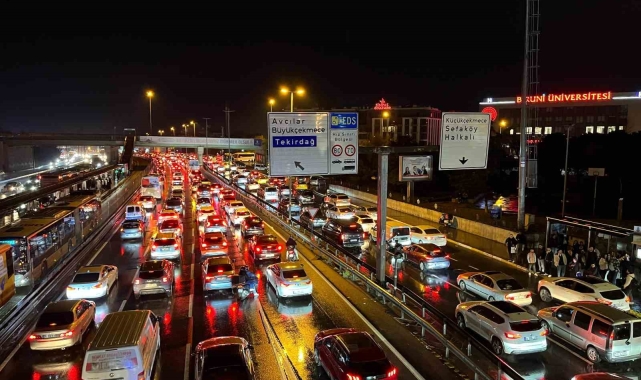 İstanbul'da bayramda trafik yoğunluğu yağmurun etkisiyle yüzde 74'e yükseldi
