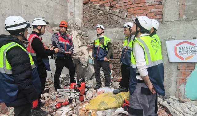 İstanbul'da gerçeğini aratmayan arama kurtarma tatbikatı