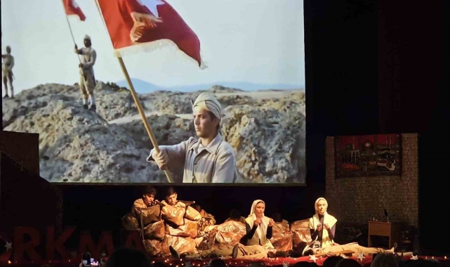 İstiklal Marşı ve Mehmet Akif, Gölcük'te tiyatro sahnesine taşındı