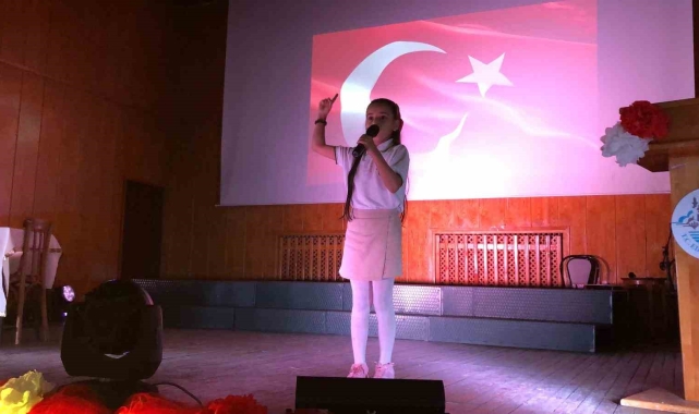 İstiklal Marşı'nı ezbere okuyan küçük Zeynep'in performansı duygulandırdı